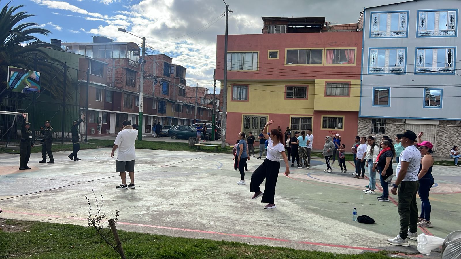 Vecinos bailando en cancha deportiva del barrio, Fundación Rosas del Carmelo, Bogotá
